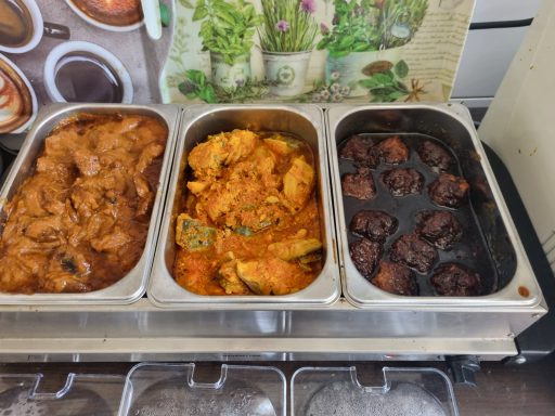 3 BIJ GERECHTEN RENDANG, AJAM EN REMPE